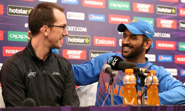 DHONI-press